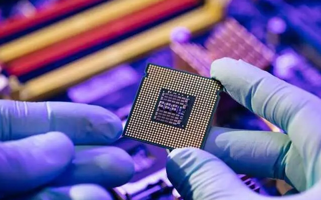 核心板和底板：差異與協同